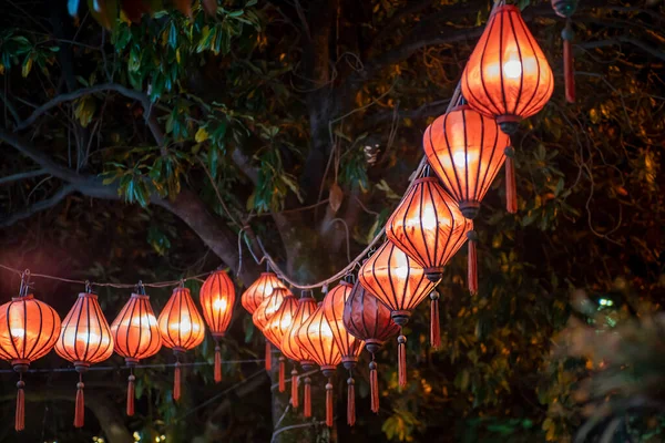 街上一排中国橙色的灯笼. — 图库照片