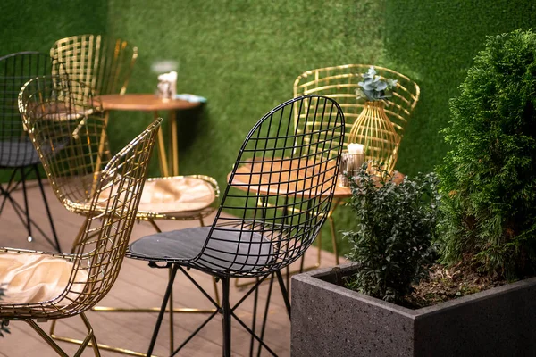 Cadeiras vintage em um café de fio dourado. — Fotografia de Stock