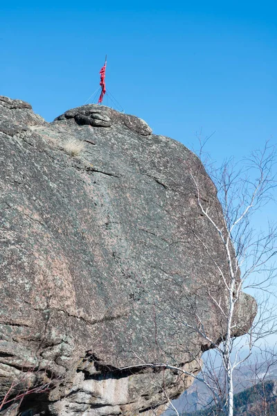 Parte superior de la roca sobre un fondo azul. — Foto de Stock