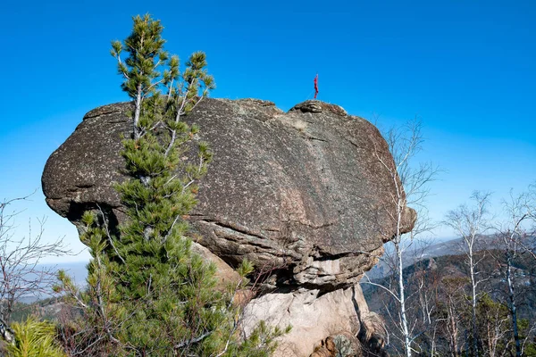 Die Spitze des Felsens vor blauem Hintergrund. — Stockfoto