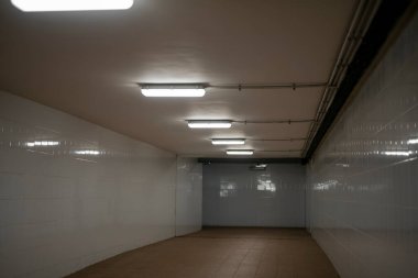 Altgeçit tüneli tavan lambalarıyla aydınlatıldı..