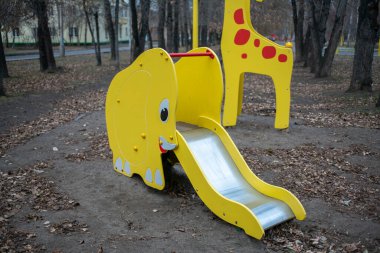 Fil şeklinde çocuklar oyun parkında kayıyor..