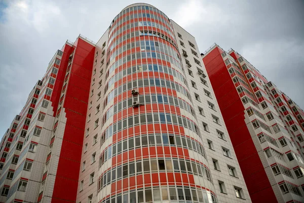 Edifício de vários andares confrontado com azulejos coloridos. — Fotografia de Stock