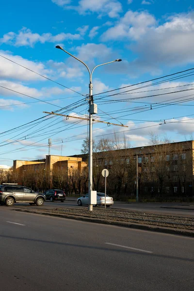 Vysoká elektrická tyč na střední silnici. — Stock fotografie