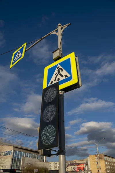 Pedestrian crossing road sign with traffic light. Traffic regulation in the city. City traffic safety. — Stockfoto