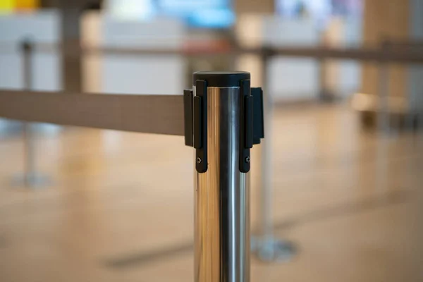 Стойка ограждения с потянутой лентой в аэропорту. — стоковое фото