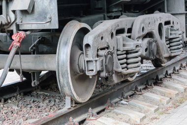 Tren yolunda bir yük vagonu.