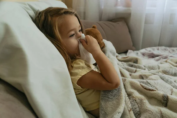 Ritratto di bambina che si soffia il naso — Foto Stock