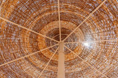 Güneş şemsiyesine yakın yaz soyut arkaplanı