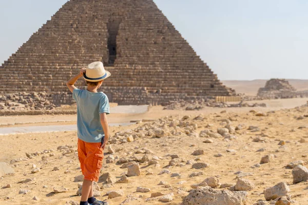 ギザ高原のミケリンのピラミッドの前を歩く少年 — ストック写真