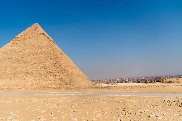Paesaggio con piramide di Chefren sull'altopiano di Giza — Foto Stock