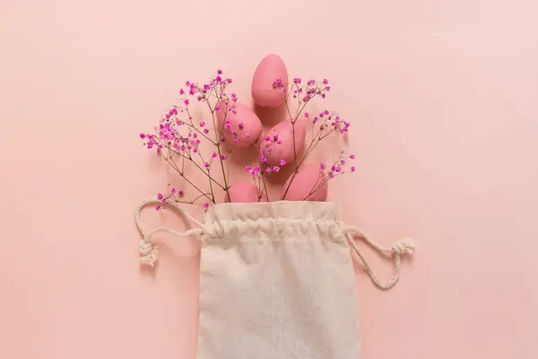 Bovenaanzicht Van Textiel Tas Met Paaseieren Roze Gypsophila Bloemen — Stockfoto