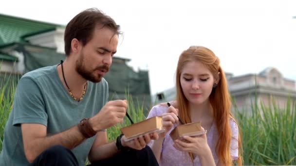 Young Couple Talking Each Other Eating Takeaway Food Paper Containers — Stock Video