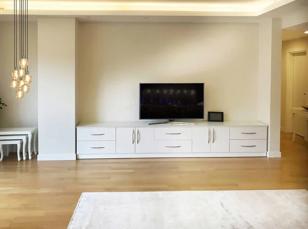 Modern oturma odası. TV birimi ve ev-otel işyeri için iç tasarım