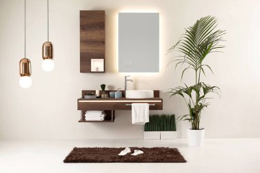Temiz banyo stili, dekoratif tasarım, ahşap dolaplar.