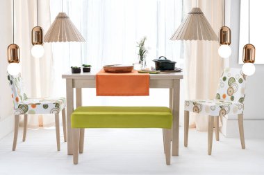 Perdeleri ve pencereleri olan yemek masası tasarım sandalyeleri, ev, ofis ve otel iç tasarımı