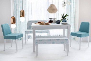 Perdeleri ve pencereleri olan yemek masası tasarım sandalyeleri, ev, ofis ve otel iç tasarımı