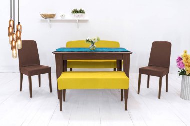 Taş duvar ve yemek masası ve dizayn sandalyeleri, ev, ofis ve otel iç tasarımı