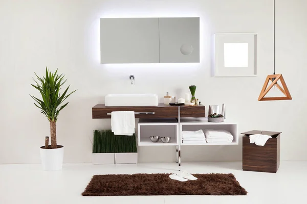 Temiz banyo stili, dekoratif tasarım, ahşap dolaplar.