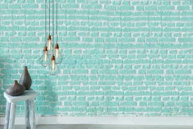 yeşil dekoratif taş duvar iç tasarım ve modern lamba