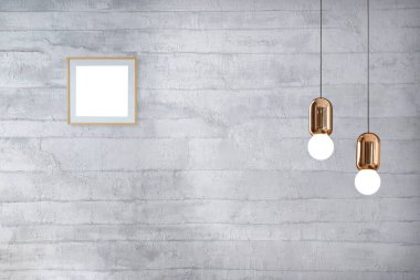 Beton duvar ve ahşap zemin olan boş bir oda.