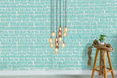 yeşil dekoratif taş duvar iç tasarım ve modern lamba