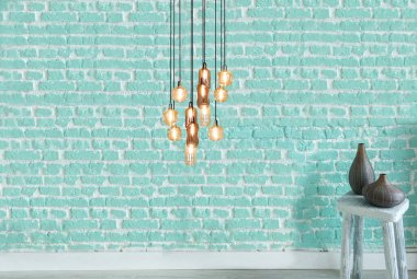 yeşil dekoratif taş duvar iç tasarım ve modern lamba