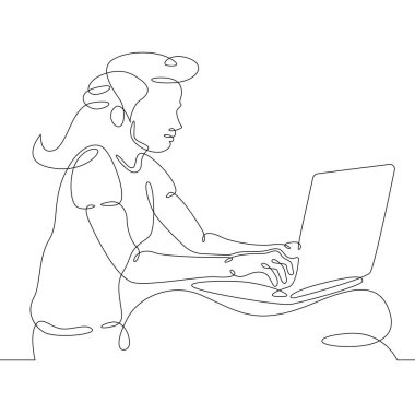 Sürekli bir satır. Çocuk dizüstü bilgisayarla oynuyor. Bir genç internette oturuyor. Çocuk bir cihaz kullanıyor. Sürekli çizim yapan bir logo çok az çizim yapıyor..