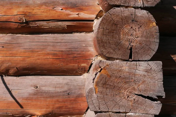 Háttér vízszintes faragott sima festett fa rönkök közel vízszintes kilátás. szüret — Stock Fotó