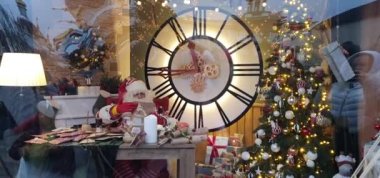 Noel Baba notlar yazmakla meşgul, geceleri çalışıyor, pencereden dışarıyı seyrediyor. Aziz Nicholas çocuklar için dilek ve hediyeler listesi hazırlıyor. Noel arifesinde geç saatlere kadar çalışıyorum..