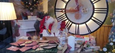 Noel Baba notlar yazmakla meşgul, geceleri çalışıyor, pencereden dışarıyı seyrediyor. Aziz Nicholas çocuklar için dilek ve hediyeler listesi hazırlıyor. Noel arifesinde geç saatlere kadar çalışıyorum..