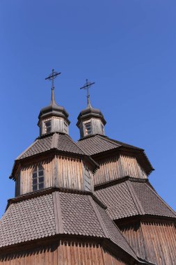 Ukrayna 'daki Ortodoks kilisesi, Mavili gökyüzündeki eski kilise, arka plan. Tahtadan yapılmış eski bir tapınak. din,
