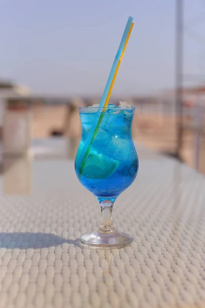 Glas Iced blue hawaii soda op tafel Blue Lagoon Cocktail — Stockfoto