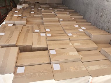 Fabrika depo kutuları raflara satırları