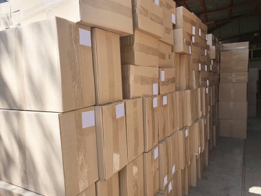 Fabrika depo kutuları raflara satırları