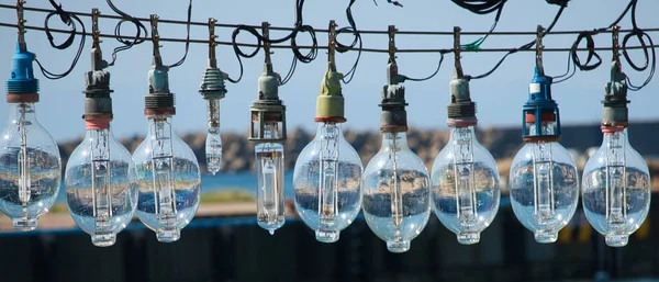 大型玻璃灯泡的关闭 用于商业乌贼船捕鱼 — 图库照片