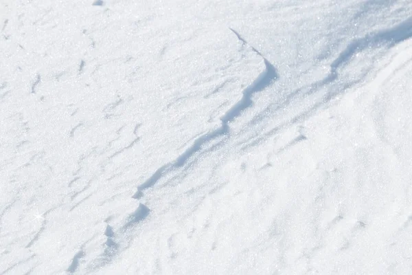 純白の雪の中を走る斜めのギザギザの線 — ストック写真