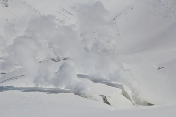 Ατμός Αυξάνεται Από Ηφαίστειο Χιονισμένο Χειμερινό Τοπίο — Φωτογραφία Αρχείου
