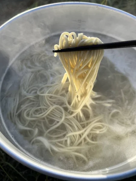 Chopsticks Holding Steaming Buckwheat Noodles — Stock fotografie