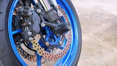 Motorsikletin fren ve ön tekerlek diskini kapat. Motorsiklet radyal kalibreli ABS fren sistemi ve fotokopi alanı. seçici odak