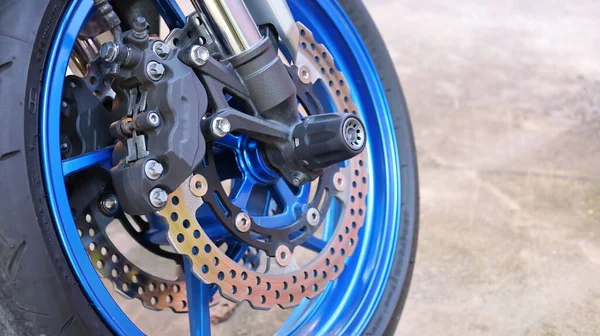 Motorsikletin fren ve ön tekerlek diskini kapat. Motorsiklet radyal kalibreli ABS fren sistemi ve fotokopi alanı. seçici odak