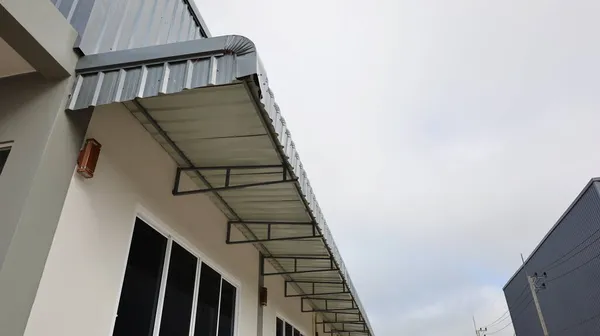 Toldo Chapa Con Techo Estructura Acero Techo Ondulado Gris Con — Foto de Stock