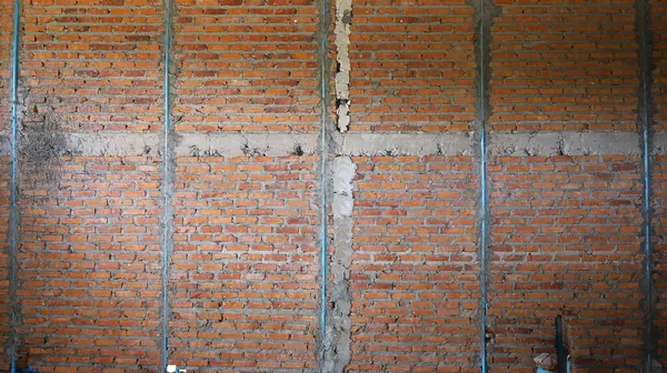 红砖墙和Pvc管 在正在建造的带有复制空间的大楼的自然光侧视图中插入带有蓝色管道的光秃秃的砖墙背景 有选择的重点 — 图库照片