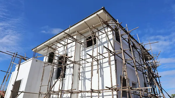 Budowa Domów Drewnianych Rusztowań Biały Nowoczesny Dom Jednoosobowy Budowie Dolnym — Zdjęcie stockowe