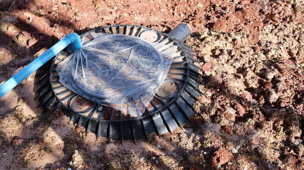 Siyah Foseptik Tankı. Plastik foseptik tankı toprağa gömülü ve PVC borular inşaat alanındaki atık işlemleri için fotokopi alanına bağlı. Yakın plan ve seçili odak