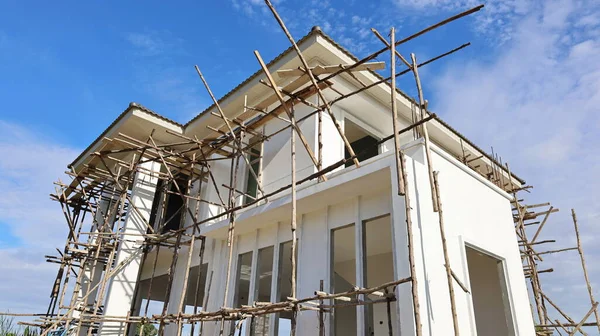 Bau Von Häusern Und Holzgerüsten Weißes Modernes Einfamilienhaus Bau Der — Stockfoto