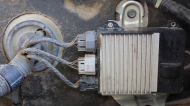 Kirli enjektör kontrol kutusu. Aracın motor bölmesine kablolar monte edilmiş sürücü enjektör metal kutusu. Seçici odak