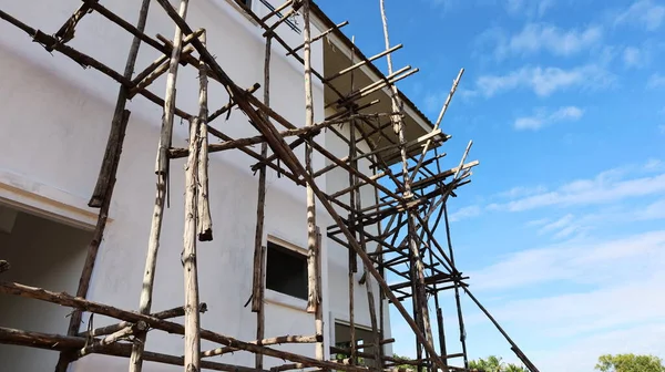 Drewniane Rusztowania Budowa Domu Biały Przebudowany Dom Drewniana Rama Wokół — Zdjęcie stockowe