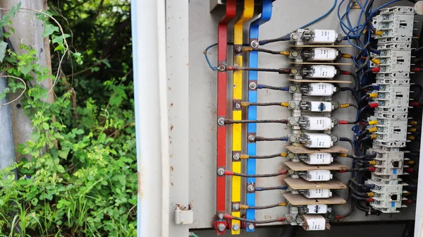 Kontrol kabinindeki elektrik devrelerinin detayları. Fotokopi aletiyle sokak ışıklarını kontrol etmek için sigorta ve şalterleri olan bir elektrik devresi. Seçici odak