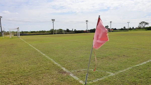 Alte Fahnenstange Der Ecke Des Fußballplatzes Echt Baufälliges Rasenfußballfeld Aus — Stockfoto